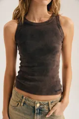 Musculosa de tejido canalé marrón con efecto acid wash y cuello redondo.