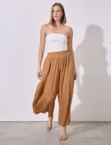 Pantalón fluido color marrón, marca Cupio, con pretina elastizada en punto smock y largo de pierna plisado.