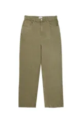 Pantalón de corte recto confeccionado en algodón, con diseño clásico de cinco bolsillos y cierre frontal con botón.