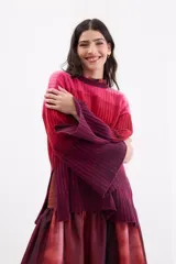 Sweater de punto con diseño en degradé de tonos fucsia, rosado y bordó. Presenta cuello a la base, corte recto holgado y mangas largas amplias con tajos en los puños.