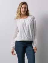Blusa blanca texturizada, marca Harper, de manga larga con terminación fruncida y ruedo con frunce. Tiene forro interno a tono.