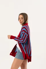 Cárdigan tejido a rayas rojas y celestes, de corte oversize y escote en V.