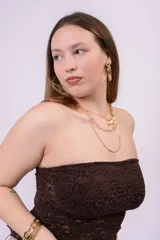 Top strapless de encaje color marrón con diseño floral y corte ajustado al cuerpo.
