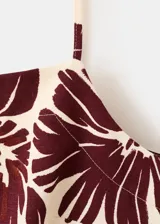 Top de tirantes finos con escote cuadrado, de corte recto y estampado floral en tonos bordó sobre base beige.