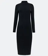 Vestido midi negro de tejido de punto acanalado, con cuello alto y manga larga. Diseño ajustado al cuerpo.