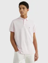 Chomba de corte regular confeccionada en mezcla de algodón y elastano. Presenta cuello tipo polo, cartera de dos botones, mangas cortas y el logo de la marca bordado en el pecho.