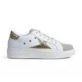 Championes urbanos blancos con plataforma, detalles en gamuza beige en puntera y talón. Presentan un aplique lateral en forma de estrella con glitter dorado y tachas doradas decorativas.