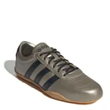 Championes Adidas de estilo urbano, con capellada en tono metalizado bronce, tres tiras laterales en color negro, cordones negros y suela de goma color caramelo.