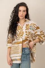 Camisa de manga larga de corte holgado, color blanco con estampado abstracto y floral en tonos ocre y azul.