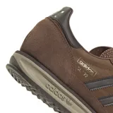 Championes urbanos Adidas modelo SL 72 RS, color marrón con detalles en tonos más oscuros y suela en color arena. Presentan un diseño retro con combinación de materiales en gamuza y textil, las icónicas tres tiras laterales y el logo de la marca en el lateral y la entresuela.