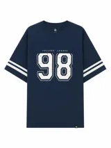 Remera de corte holgado color azul marino, con cuello redondo y mangas cortas con doble franja blanca. Presenta un estampado frontal con el número 98 y la inscripción College League en color blanco con efecto desgastado.