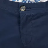 Pantalón chino azul de corte slim.