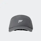 Gorro deportivo tipo gorra de cinco paneles, color negro, con logo reflectante en el frente y borde reflectante en la visera. Diseñado con una abertura trasera específica para coleta, fabricado en tejido técnico ligero, transpirable, de secado rápido y resistente al agua.