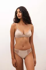 Bombacha less negra con laterales de mesh transparente.