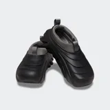 Zuecos Crocs Echo Storm color crema con suela de goma y orificios de ventilación.