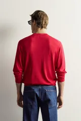 Sweater de punto regular fit tejido en seda de color negro, con cuello en pico y manga larga. Cuenta con acabados en rib.