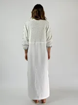 Vestido largo blanco de lino con mangas tres cuartos con detalle de crochet.