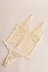 Bombacha de encaje negra con diseño ajustable y calce cómodo.