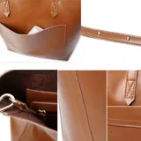 Bolso tipo tote bag de eco cuero color marrón caramelo, con dos asas de mano y correa larga ajustable para llevar al hombro o cruzado. Presenta un bolsillo exterior frontal.