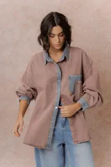 Camisa oversize de denim color rosado con detalles a contraste en denim azul en el cuello, la cartera de botones, los puños y el bolsillo frontal.