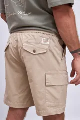 Bermuda color beige con bolsillos cargo laterales y cordón ajustable en la cintura.
