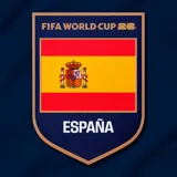 Buzo deportivo azul marino con cierre frontal parcial, cuello alto y mangas largas. Presenta detalles en amarillo y rojo en los hombros, el logo de la FIFA World Cup 26 en el pecho y el escudo de la selección de España.