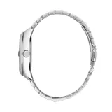 Reloj Maserati Attrazione con caja de acero inoxidable de 43mm y brazalete de acero. Presenta una esfera verde con diseño de líneas horizontales, índices aplicados, manecillas luminiscentes y ventana de fecha con lupa.