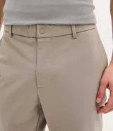 Pantalón de sastrería masculino en color beige, con corte recto, cintura elástica con trabillas para cinturón y cierre tradicional. Confeccionado en una mezcla de poliéster, viscosa y elastano.
