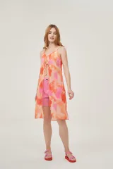 Musculosa con estampado abstracto en tonos naranja y rosa, con breteles finos y escote en V con lazo ajustable.