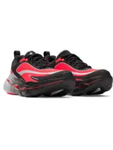 Championes Under Armour UA Halo Racer para running, diseñados con amortiguación HOVR+ y placa de propulsión de nailon. Presentan una combinación de colores negro, rojo y gris, con parte superior de malla transpirable y suela de goma duradera.