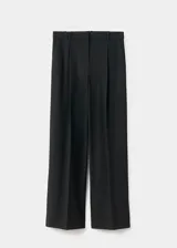 Pantalón de vestir negro de corte wide leg, con tiro medio, detalle de pinzas frontales y cierre con botón, gancho y cremallera.