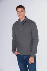 Buzo de tejido grueso color gris, con cuello alto y cierre frontal parcial. Presenta puños y ruedo acanalados, con un diseño de textura tejida en toda la prenda.