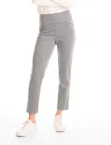 Pantalón de corte slim con estampado de cuadros gales, confeccionado en tejido elastizado. Presenta una pretina ancha y plana de diseño pull-on para un calce cómodo y limpio.