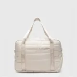 Bolso deportivo de diseño acolchado en color menta, con compartimento lateral independiente para calzado, cierre frontal y correas de mano con logo estampado. Incluye correa ajustable para el hombro.