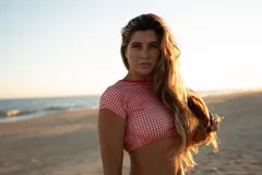 Top de bikini corto con mangas cortas y estampado a cuadros rojos y blancos.