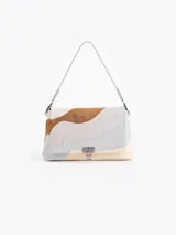 Cartera de hombro con diseño de ondas en combinación de cuero vacuno y descarne en tonos neutros. Presenta una estructura semirrígida, cierre frontal con aplique metálico tipo candado y correa de hombro ajustable.