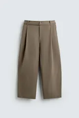 Pantalón de corte balloon fit con pliegues frontales, confeccionado en tejido con viscosa. Presenta cintura ajustable con cinturón integrado a contraste, cierre frontal con cremallera y botón, bolsillos laterales y bolsillos traseros de vivo.