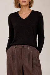 Sweater tejido de punto melange color bordó, con escote en V y mangas largas.
