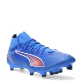Championes de fútbol Puma Ultra Match para terreno firme, en color azul con detalles en blanco y naranja. Presentan un diseño de corte medio con tejido técnico ligero y suela con tapones para tracción en césped natural.