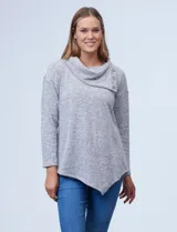 Buzo gris en tejido soft de poliéster, rayón y elastano, marca Ruby Rd. Tiene cuello volcado con aplique de botones y terminación de ruedo asimétrico.