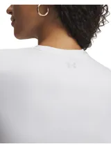Remera deportiva de manga corta, color blanco, con cuello redondo y ajuste entallado. Confeccionada en tejido elástico y transpirable con tecnología de control de olores.