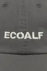 Gorra de seis paneles modelo Ecoalf, color beige, confeccionada en algodón orgánico con visera curva y logo de la marca bordado en el frente.