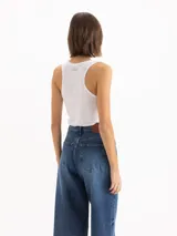 Musculosa de lino y viscosa, color blanco, con escote redondo y calce regular.