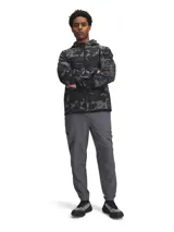 Pantalón cargo deportivo Under Armour modelo Unstoppable, color gris, con tecnología UA Storm repelente al agua, tejido elástico en cuatro direcciones, cintura elástica con cordón interno y múltiples bolsillos con cierre.