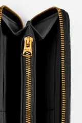 Billetera negra de piel sintética con textura granulada, cierre de cremallera con tirador dorado, monedero y tarjetero interior. Logo "BIMBA Y LOLA" estampado en dorado en el exterior.