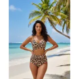 Bikini de dos piezas con estampado animal print. El top es tipo crop top con diseño cruzado y efecto push-up, mientras que la bombacha es de tiro alto tipo culote.
