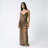 Vestido largo con estampado animal print, de corte ajustado, con escote drapeado y breteles finos.