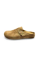 Zuecos de gamuza color amarillo, diseño cerrado en la parte delantera y destalonado, con una tira superior ajustable mediante hebilla metálica.