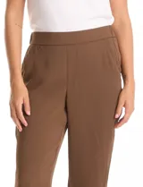 Pantalón de corte relajado con frente liso y cintura elástica en la parte posterior. Presenta una silueta fluida con pierna sutilmente entallada, bolsillos laterales diagonales y bolsillos traseros simulados.