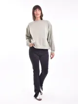 Buzo de corte holgado color rosa viejo, con cuello redondo y mangas largas.